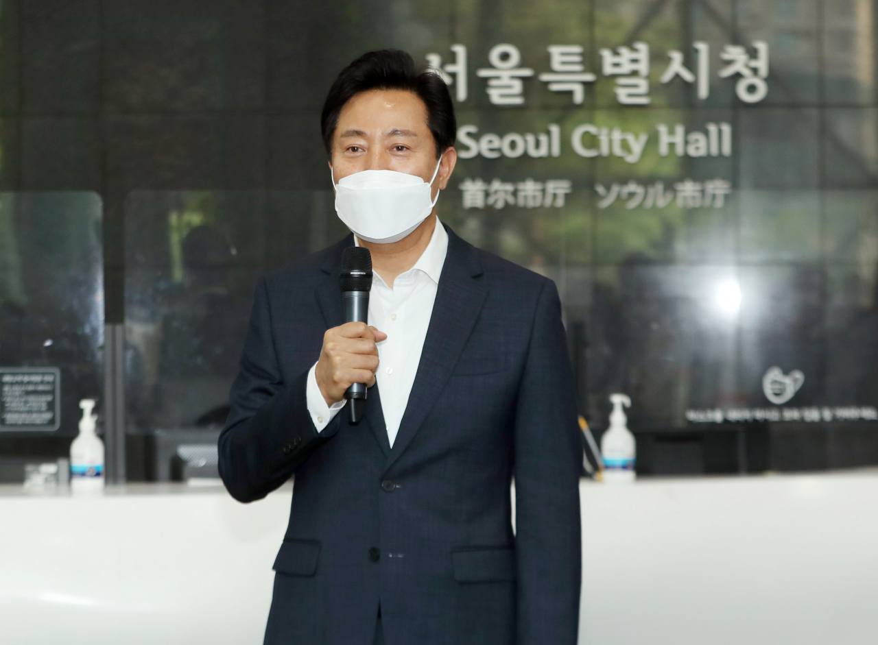 제8회 전국동시지방선거에서 당선된 오세훈 서울시장이 2일 서울시청으로 출근하며 당선 소감을 전하고 있다. [연합]