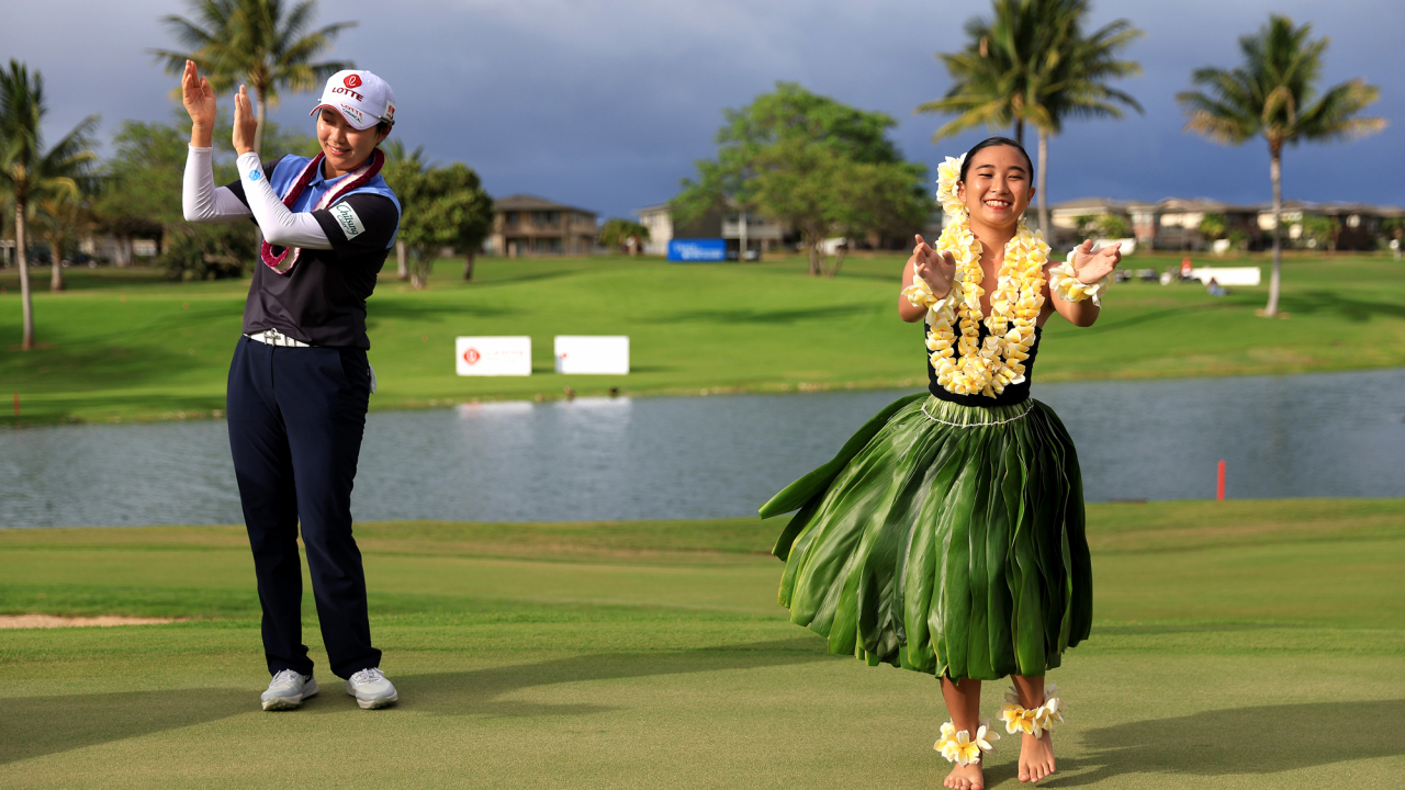 LPGA 하와이 대회에서 우승한 김효주의 훌라춤 세리모니. 하와이 관광청은 올해부터 LPGA를 공식 후원한다. [하와이 관광청 제공]