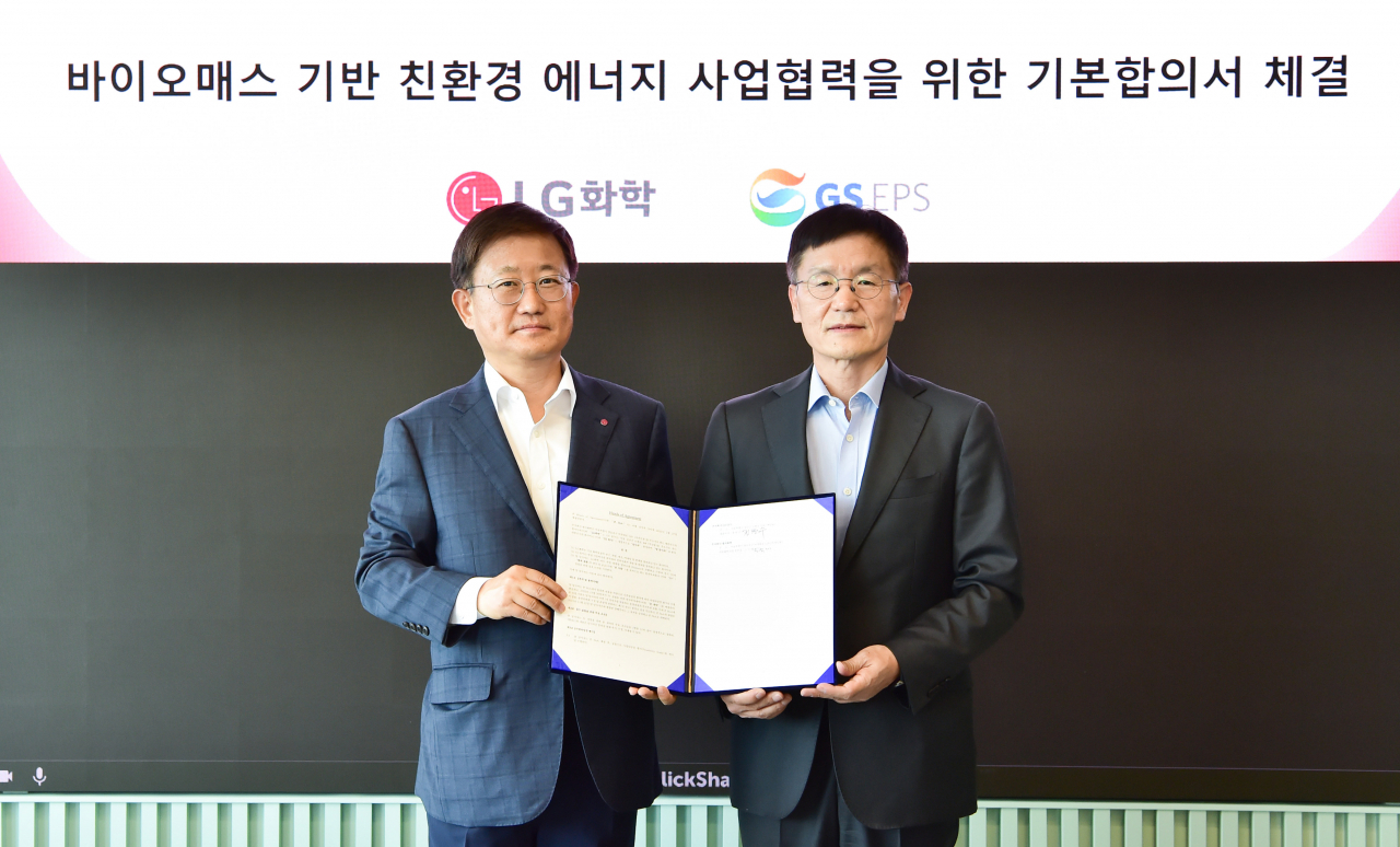 노국래(왼쪽) LG화학 석유화학사업본부장과 정찬수 GS EPS 대표이사가 바이오매스 기반 친환경 에너지 사업협력을 위한 기본합의서(HOA)를 체결하고 기념촬영을 하고 있다. [LG화학 제공]