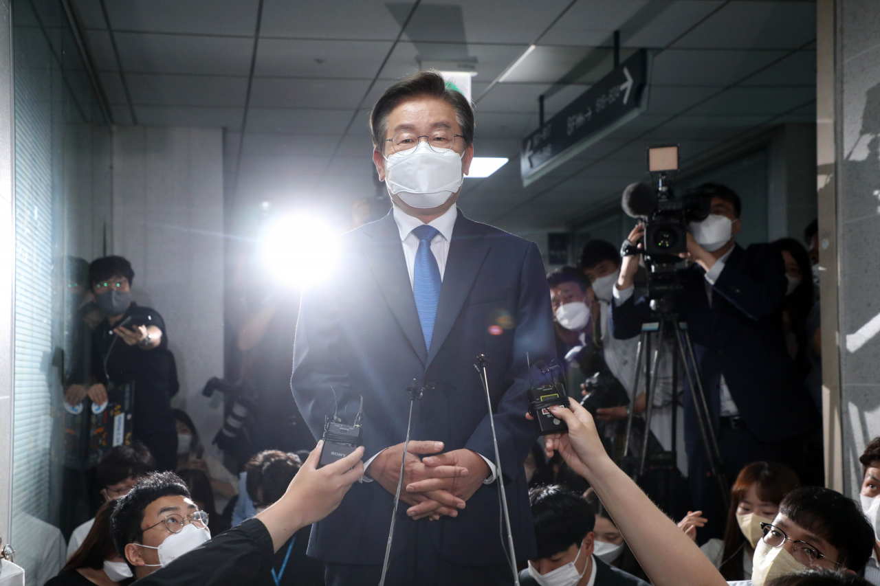 일명 ‘개딸’(개혁의 딸) 세력에게 지지를 받고 있는 더불어민주당 이재명 상임고문. 이 상임고문은 ‘개딸’의 문자 폭탄 행태와 관련해 “비호감 지지 활동은 저는 물론 민주주의 발전에 도움은커녕 해가 된다”며 최근 자제를 요청했다. [연합]