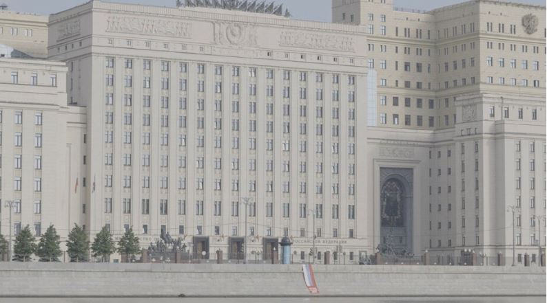 러시아 모스크바에 있는 러시아군 참모본부 앞에 ‘오늘은 우리의 날이 아니다’라고 쓰인 깃발이 놓여져 있다고 로이터가 12일(현지시간) 보도했다. 이 날은 ‘러시아의 날’로 우크라이나 전쟁을 반대하는 예술가들이 이런 깃발을 설치한 것이라는 설명이다. [로이터]