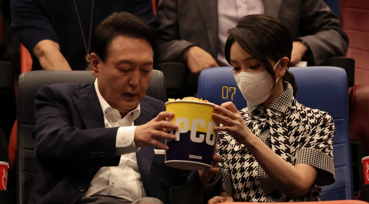 지난 12일 윤석열 대통령과 김건희 여사가 서울 시내 한 영화관에서 영화 '브로커'를 관람하고 있다. 영화 '브로커'에 출연한 배우 송강호는 한국 배우 최초로 칸국제영화제에서 남우주연상을 수상했다. [대통령실 제공]