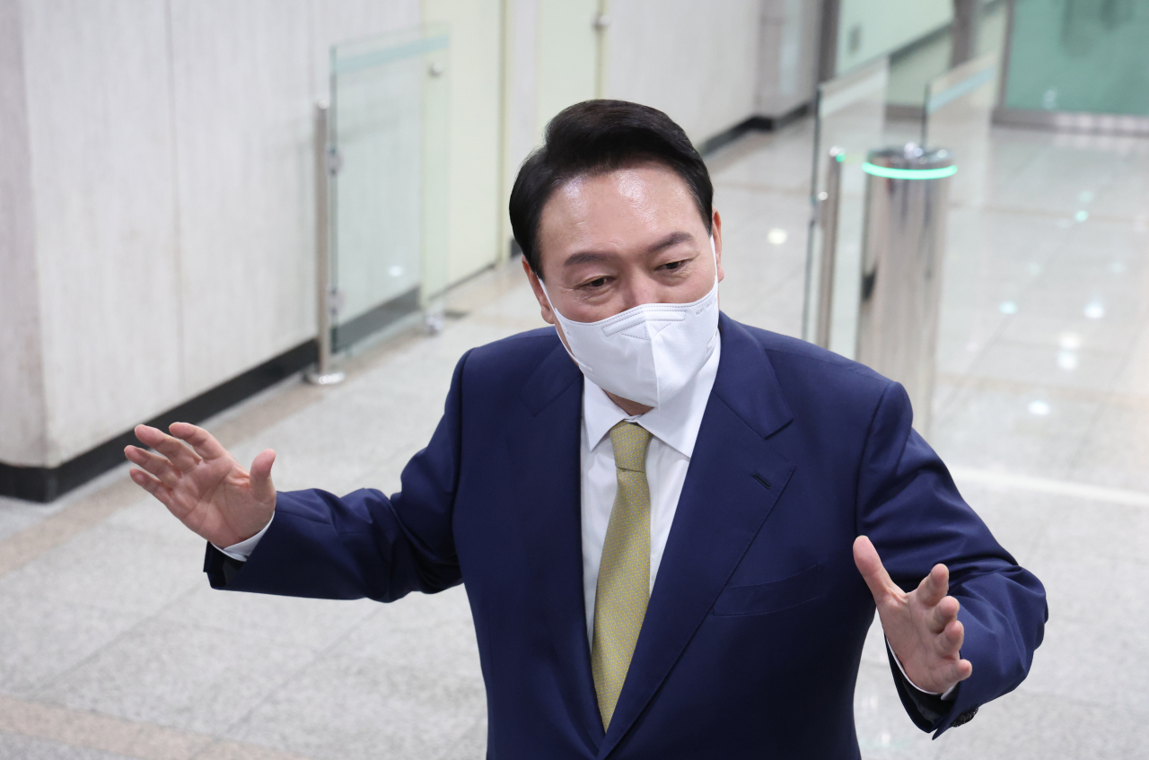 윤석열 대통령이 13일 오전 서울 용산 대통령실 청사로 출근하며 기자들의 질문에 답하고 있다. [연합]