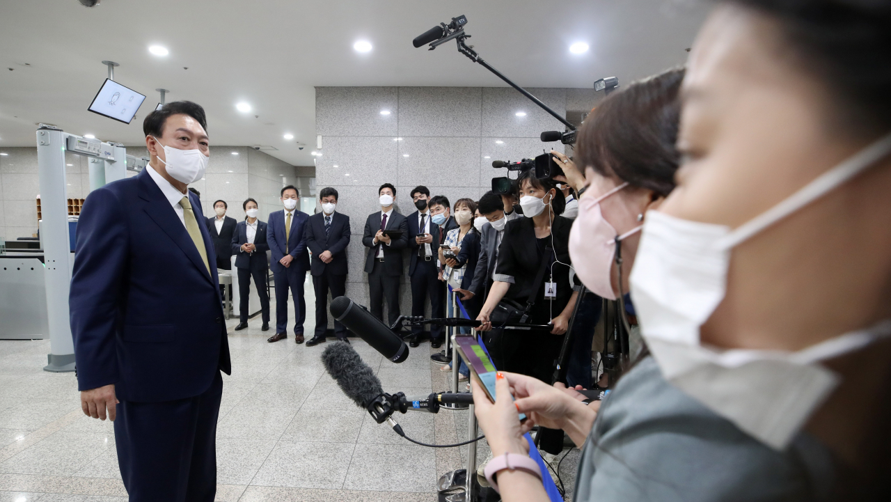 윤석열 대통령이 13일 오전 서울 용산 대통령실 청사로 출근하며 기자들의 질문에 답하고 있다. [연합]