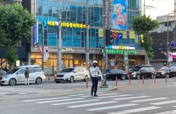 지난 11일 오후 서울 성복동 나폴레옹 제과 부근과 주변 도로가 통제됐다. [인터넷 커뮤니티]
