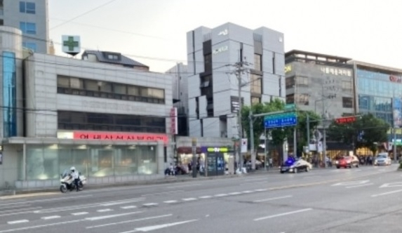 지난 11일 오후 서울 성복동 나폴레옹 제과 부근과 주변 도로가 통제됐다. [인터넷 커뮤니티]