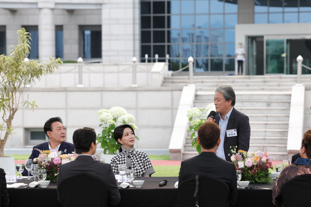 윤석열 대통령 내외가 12일 오후 서울 용산 대통령실 청사 잔디마당에서 열린 영화관계자 초청 만찬에서 칸국제영화제에서 감독상을 수상한 박찬욱 감독(영화 헤어질 결심)의 인사말을 듣고 있다. [연합]