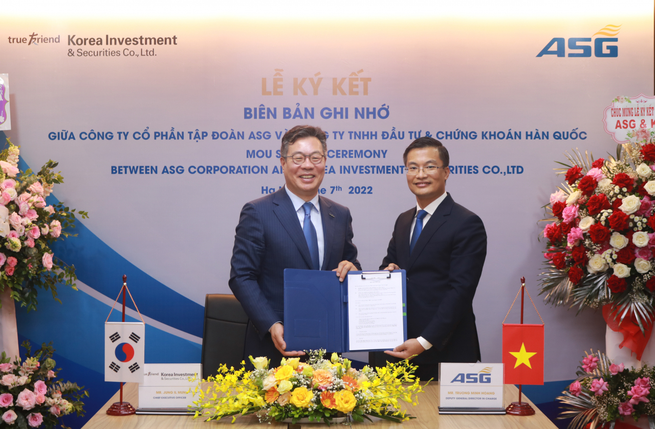 이달 7일 정일문 한국투자증권 사장(사진 왼쪽)과 쯔엉 덕 띵(Duong Duc Tinh) ASG 회장(오른쪽)이 업무협약을 체결하고 기념사진을 촬영하고 있다.[제공: 한국투자증권]