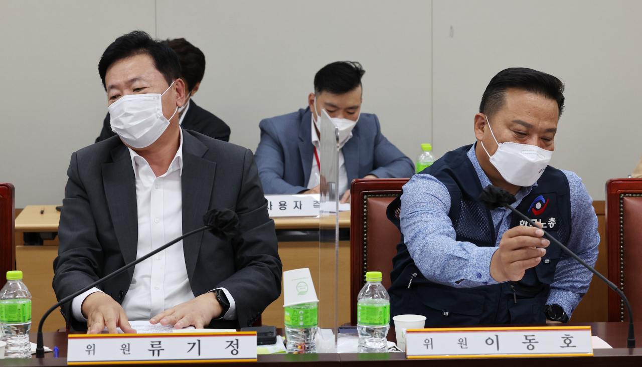 9일 오후 세종시 정부세종청사 최저임금위원회 회의실에서 열린 제3차 전원회의에서 사용자위원인 류기정 한국경영자총협회 전무(왼쪽)와 근로자위원인 이동호 한국노총 사무총장이 자리하고 있다. [연합]
