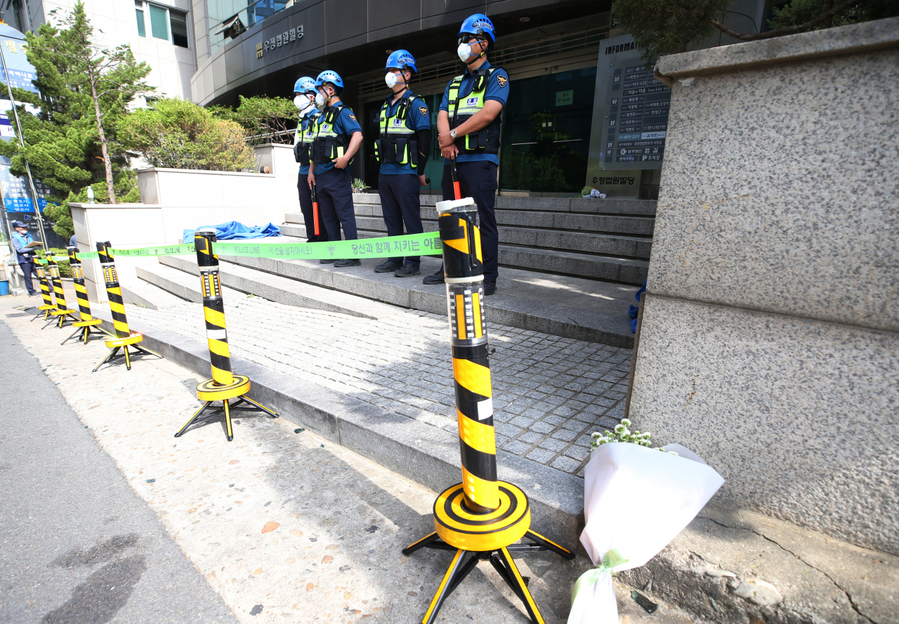10일 대구 수성구 범어동 변호사 사무실 화재 현장 앞에 인근 법무사 사무실 직원이 놓고 간 조화가 놓여 있다.[연합]