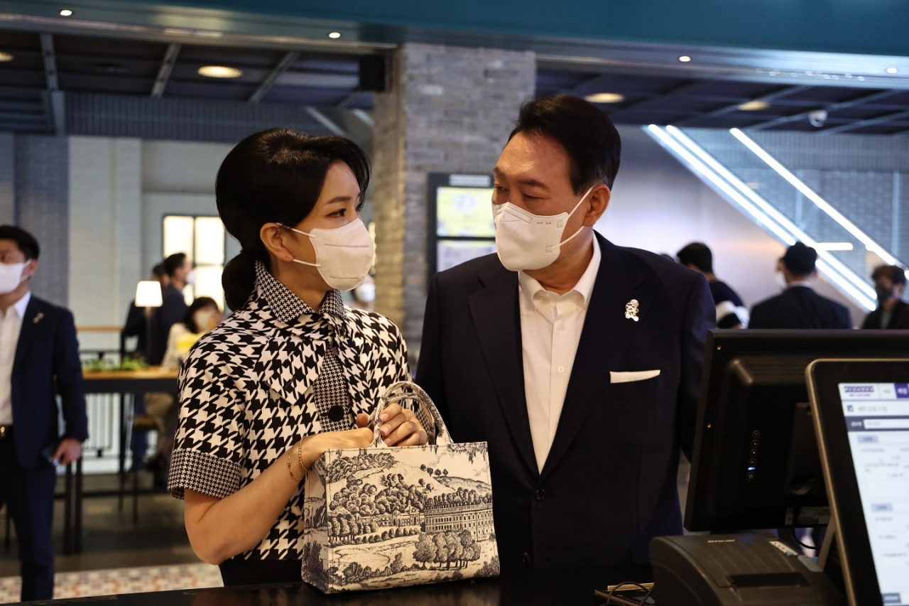 윤석열 대통령과 부인 김건희 여사가 12일 서울 시내 한 영화관에서 영화 '브로커'를 관람했다. [대통령실 제공]