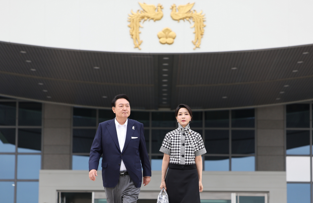 윤석열 대통령과 부인 김건희 여사가 12일 오후 용산 대통령실에서 칸 국제영화제 남우주연상·감독상 수상기념 영화 관계자 초청 리셉션 및 만찬에 입장하고 있다. [대통령실 제공]