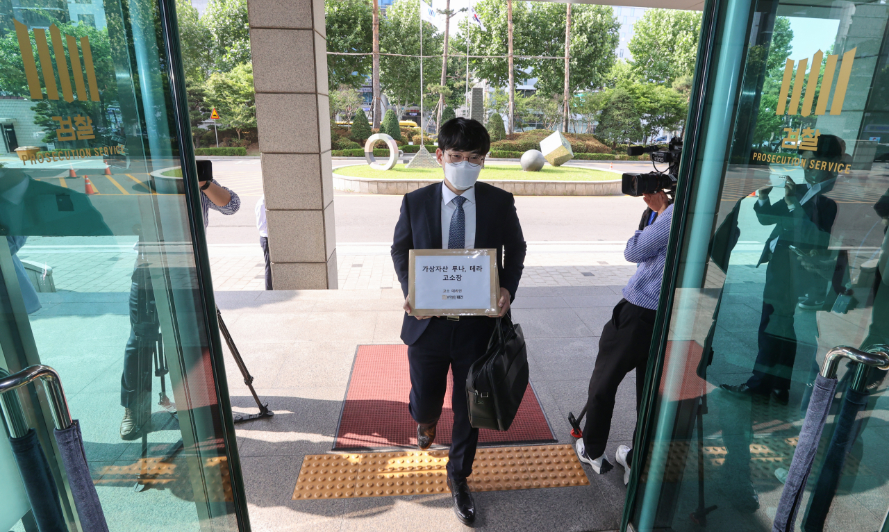 지난 2일 오후 가상화폐 테라·루나 폭락 손실 투자자들을 대리하는 법무법인 대건의 이승권 변호사가 권도형 테라폼랩스 대표(CEO)에 대한 고소장 접수를 위해 서울남부지검으로 들어가고 있다. [연합]