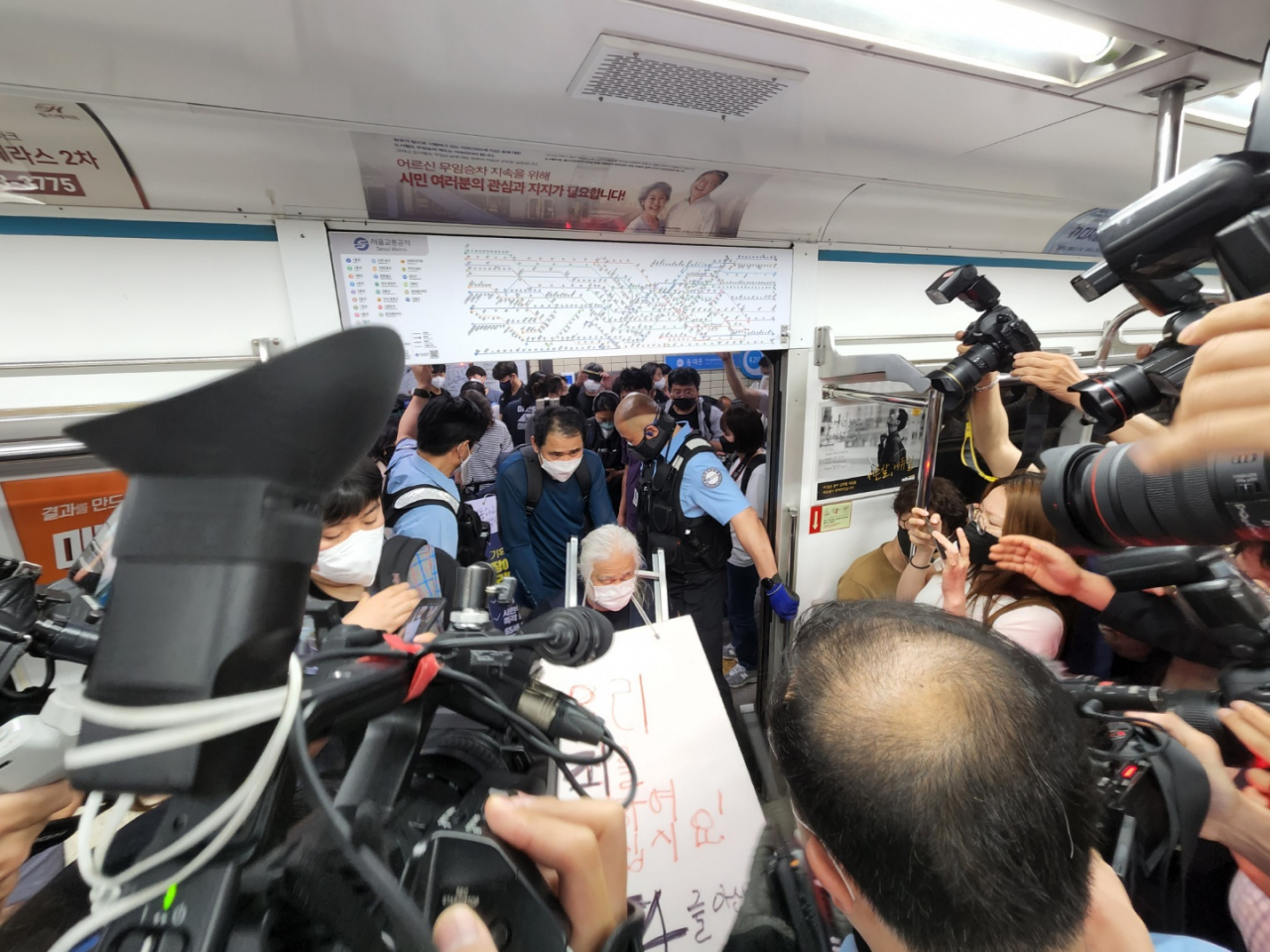 지난 6월 2일 오전 7시 55분께 박경석 전국장애인차별철폐연대 상임공동대표가 서울 지하철 4호선 혜화역 승강장에서 출근길 지하철 재개 기자회견을 마친 뒤 서울역 방향 열차에 탑승하는 모습. 이 과정에서 단체 관계자들인 열차 문 중간에서 발언을 이어간 탓에 출발 시간이 12분 정도 지연됐다. 권제인 기자