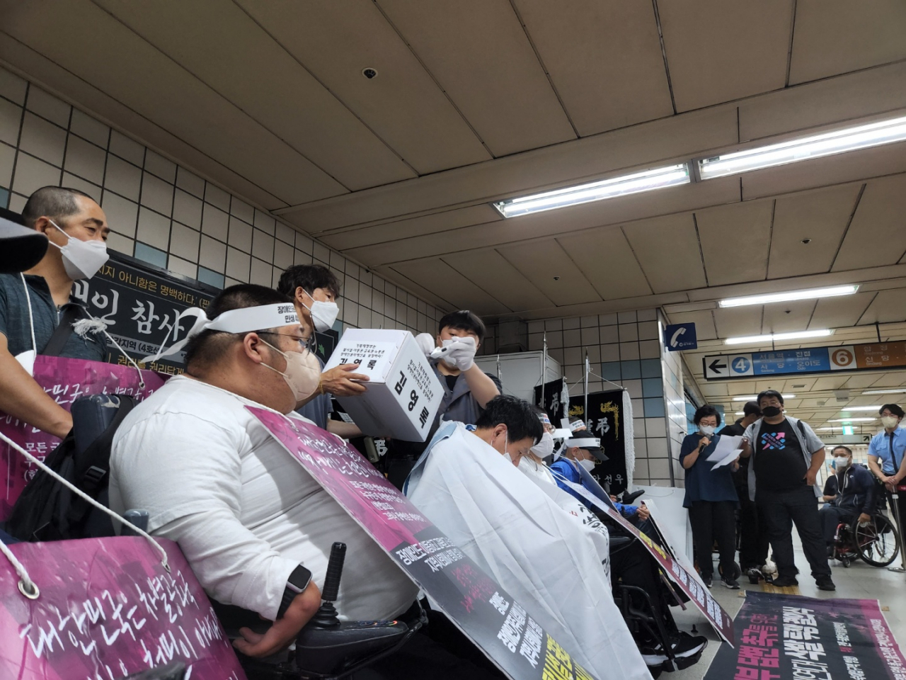 13일 오전 서울 지하철 4호선 삼각지역 내부에서 전국장애인차별철폐연대(전장연) 관계자들이 삭발식을 하고 있는 모습. 권제인 수습기자