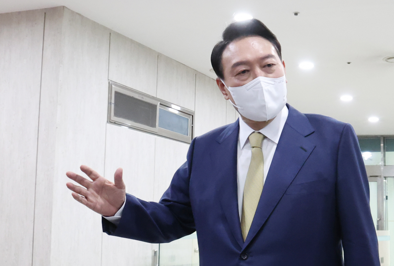 윤석열 대통령이 13일 오전 서울 용산 대통령실 청사로 출근하며 기자들의 질문에 답하고 있다. [연합]
