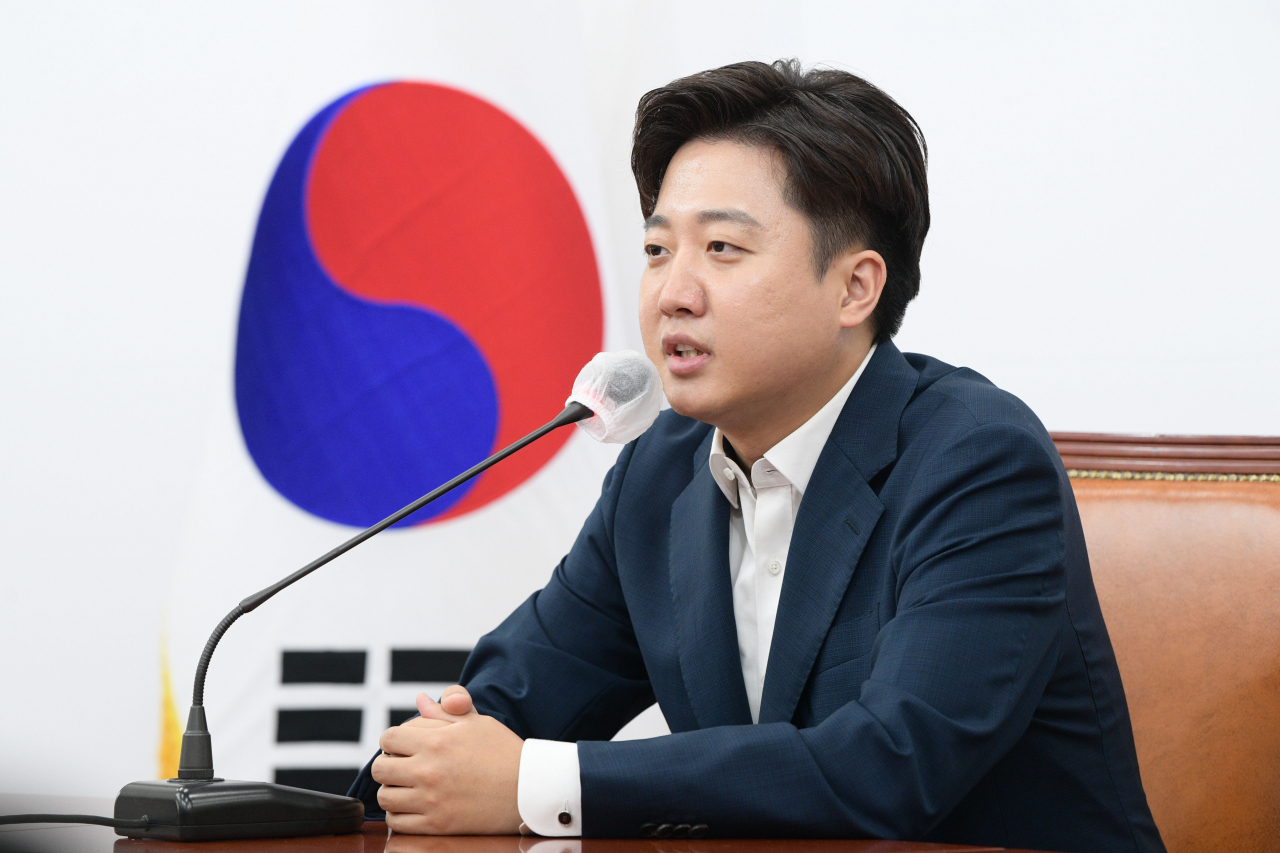 이준석 국민의힘 대표가 12일 오후 서울 여의도 국회에서 열린 당대표 취임 1주년 기자간담회에서 발언하고 있다. [연합]