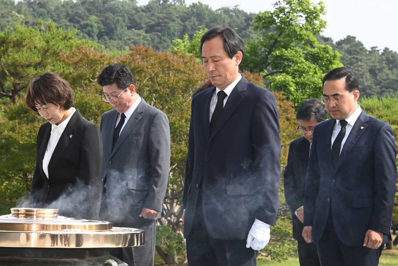 더불어민주당 우상호 비상대책위원장과 박홍근 원내대표가 13일 오전 국립현충원 참배하고 있다. 연합뉴스