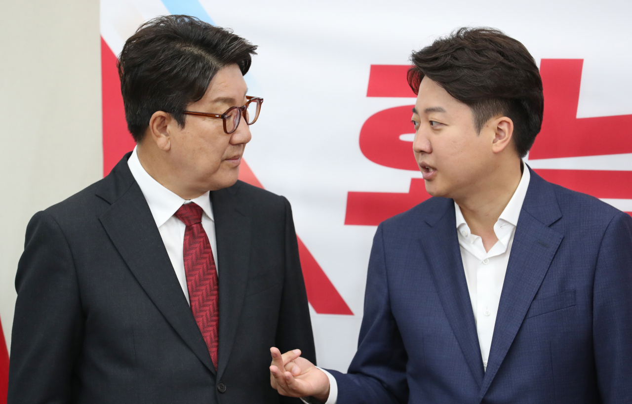 이준석 국민의힘 대표와 권성동 원내대표가 13일 서울 여의도 국회에서 열린 제8회 동시지방선거 호남 당선자 축하 행사에서 이야기를 나누고 있다. [연합]
