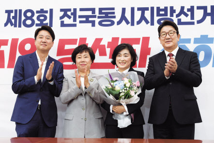 이준석 국민의힘 대표가 13일 오전 국회에서 지방선거 호남 출마·당선자들과 축하행사를 갖고 있다. 이상섭 기자