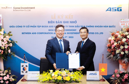 이달 7일 정일문 한국투자증권 사장(사진 왼쪽)과 쯔엉 덕 띵(Duong Duc Tinh) ASG 회장(오른쪽)이 업무협약을 체결하고 기념사진을 촬영하고 있다. [한국투자증권 제공]