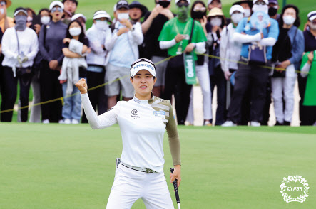 박민지가 최종 라운드 18번 홀에서 이글을 잡고 주먹을 불끈 쥐고 있다. [KLPGA 제공]