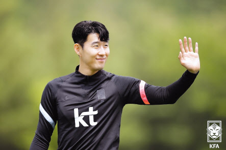 팬들 향해 손 흔드는 손흥민. [연합]