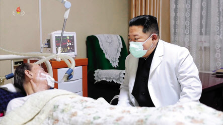 북한 조선중앙TV가 12일 김정은 국무위원장의 ‘후계교육 스승’이었던 현철해 국방성 총고문의 생애를 조명하는 기록영화 ‘태양의 가장 가까이에서’를 방영하면서 김 위원장이 “이 정은이도 현철해 동지를 하루 한순간도 잊은 적 없습니다”고 밝힌 서한 내용을 공개했다. 김 위원장이 현철해 임종을 지키기 위해 병원을 찾은 모습. [평양 조선중앙TV=연합]