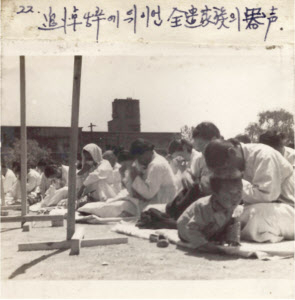 1953년 5월 6·25 순직 경찰관 추도식에서 아이와 함께 참석한 한 전사 경찰관 가족. [경찰대 제공]