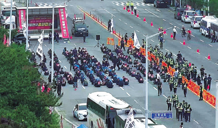 화물연대 총파업 닷새째인 지난 11일 부산항 신항 도로에서 화물연대 부산지부 조합원들이 안전운임제 법제화 등을 촉구하며 집회를 하고 있다. [연합]