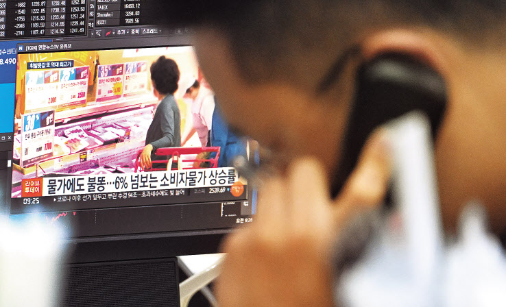 미국의 물가 충격에 13일 코스피가 장 초반 2%대의 하락세로 연저점을 갈아치웠다. 이날 원/달러 환율도 장 초반 급등해 1285원대까지 올랐으며, 국채 금리도 오름세를 키우며 5년물 국채금리가 10년래 최고치를 경신하는 등 금융시장이 큰 충격에 빠졌다. 미국의 5월 미국소비자물가지수(CPI)는 41년 만에 최고치인 8.6% 상승률을 기록, 미 연방공개시장위원회가‘ 자이언트 스텝’까지 밟을 수 있다는 예상이 나오고 있다. 이날 서울 중구 명동 하나은행 딜링룸에서 직원이 물가 상승과 관련한 기사를 살피고 있다. 임세준 기자