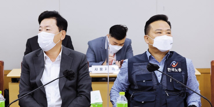 고물가가 심화하면서 화물연대 파업을 비롯해 내년도 최저임금 협상이나 개별 기업의 임금협상에서 고물가가 주요 변수로 등장하는 등 노정 및 노사 갈등을 심화시키는 요인이 되고 있다. 지난 9일 오후 세종시 정부세종청사 최저임금위원회 회의실에서 열린 제3차 전원회의에서 사용자위원인 류기정(왼쪽) 한국경영자총협회 전무와 근로자위원인 이동호 한국노총 사무총장이 냉랭한 분위기를 자아내고 있다. [연합]