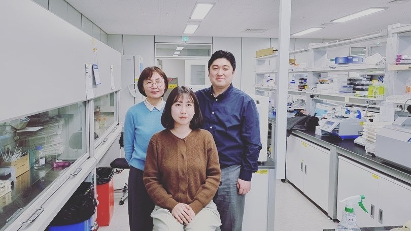 왼쪽부터 이주영 화학연 박사, 손소희 연구원, 오승수 포항공대 교수.[한국화학연구원 제공]