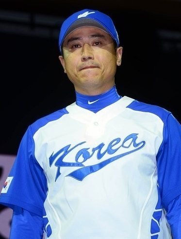 제4회 아산시 전국 장애인 어울림 야구대회 부대행사로 팬사인회를 여는 박정태 이사장. [osen]