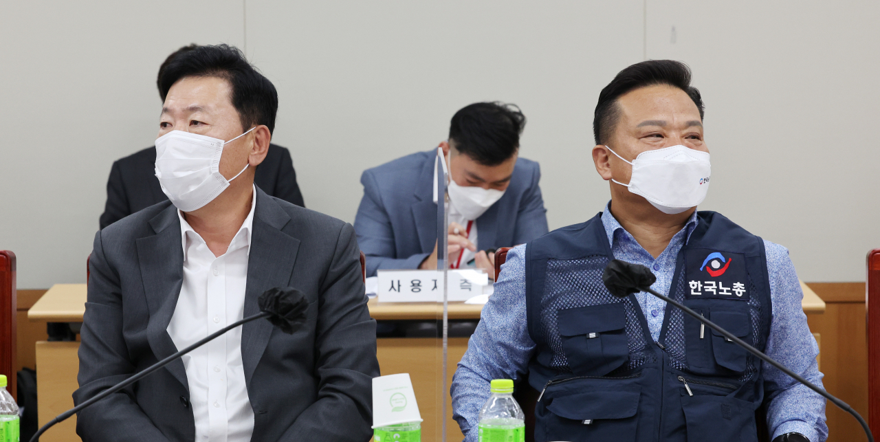 9일 오후 세종시 정부세종청사 최저임금위원회 회의실에서 열린 제3차 전원회의에서 사용자위원인 류기정 한국경영자총협회 전무(왼쪽)와 근로자위원인 이동호 한국노총 사무총장이 자리하고 있다. [연합]