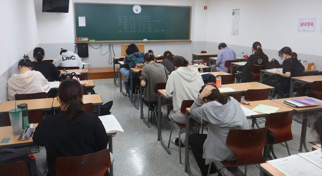 지난 9일 오전 서울 마포구 종로학원 강북본원에서 수험생들이 모의고사를 치르고 있다. [연합]