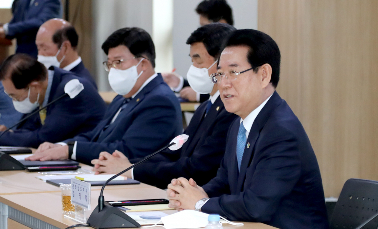 인수회 회의를 주재하고 있는 김영록 당선인