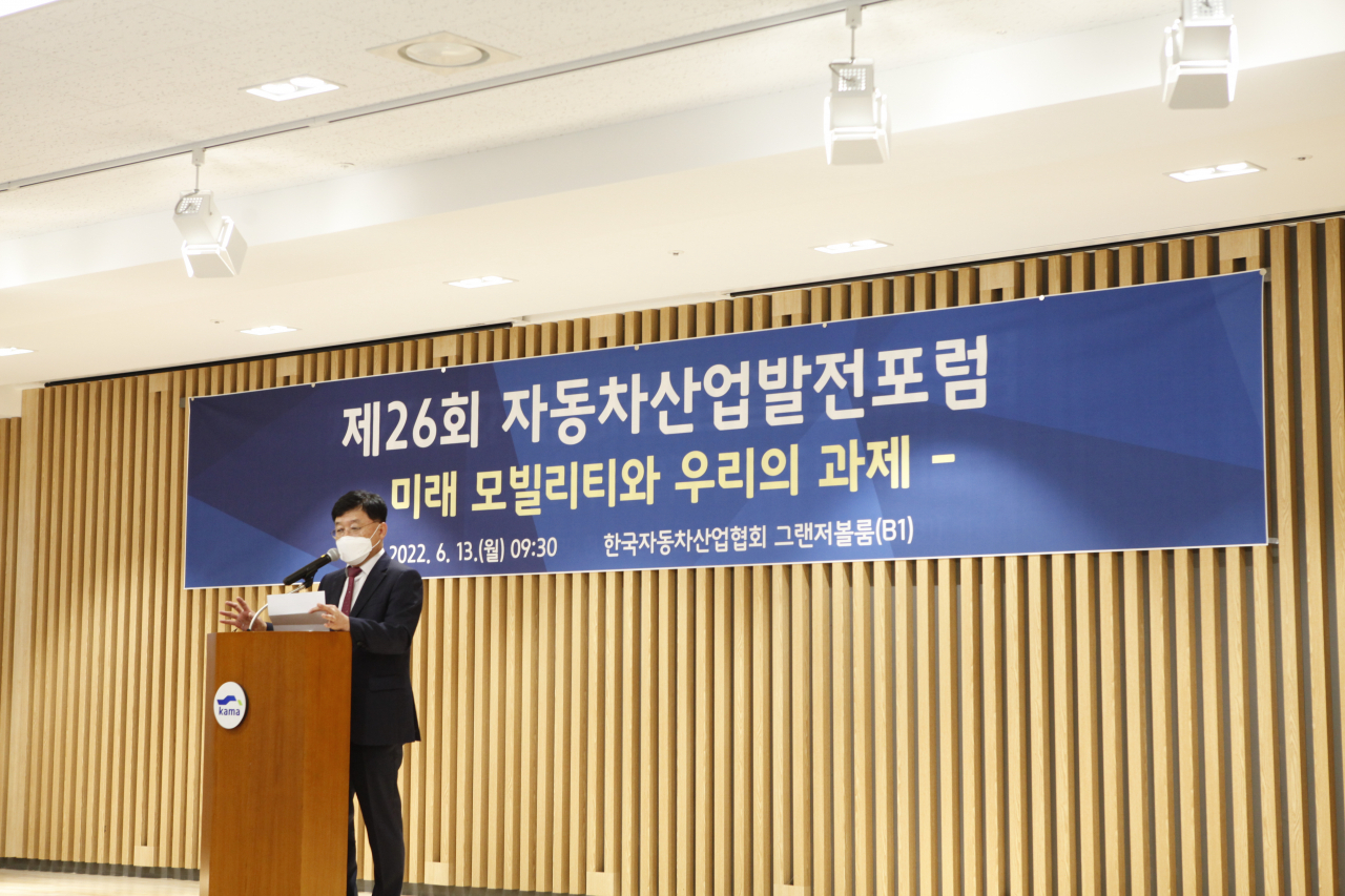 정만기 자동차산업연합회 회장이 13일 자동차회관 그랜저볼룸에서 열린 제 26회 자동차산업발전포럼에서 발언하고 있다. [자동차산업연합회 제공]