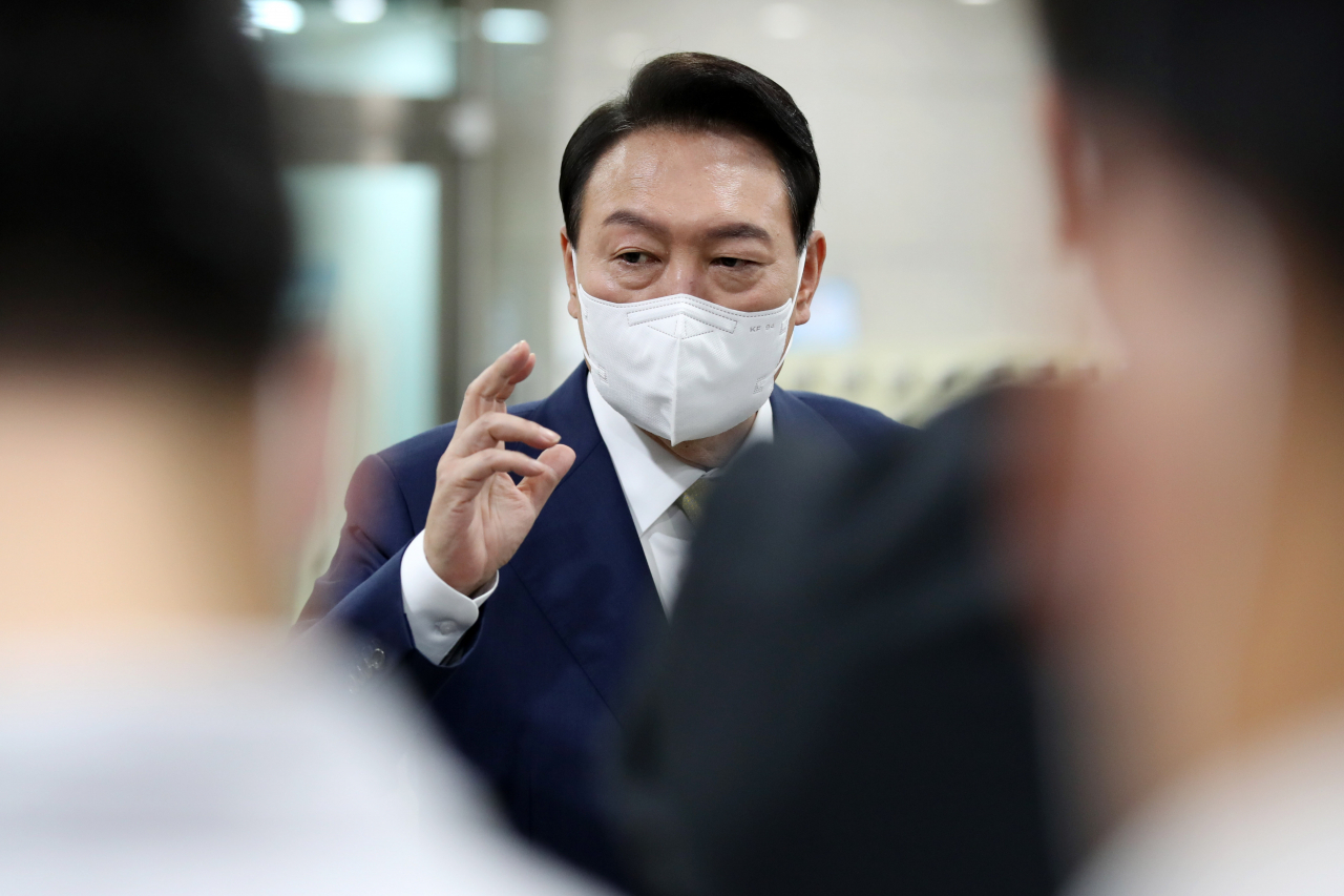 윤석열 대통령이 13일 오전 서울 용산 대통령실 청사로 출근하며 기자들의 질문에 답하고 있다. [연합]