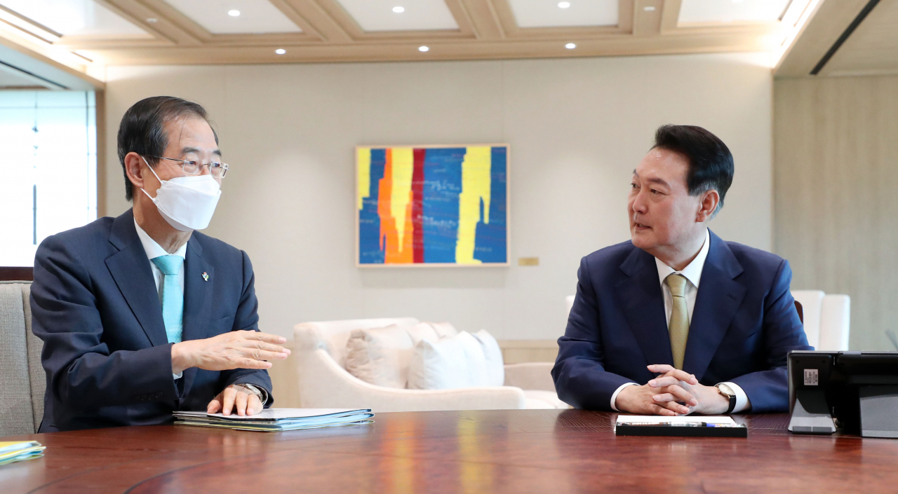 윤석열 대통령과 한덕수 국무총리가 13일 오전 서울 용산 대통령실 청사 집무실에서 주례회동에 앞서 사전환담을 하고 있다. [연합]