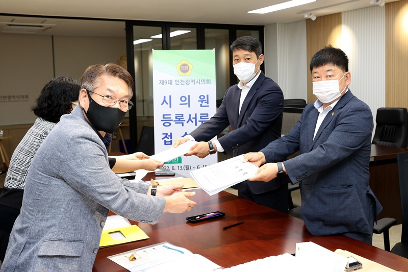 13일 인천시의회 본관 2층 특별위원장실에서 시작된 ‘제9대 인천시의원 당선인’ 의원 등록에서 첫 번째와 두 번째로 등록을 마친 박창호(국·비례, 사진 오른쪽 앞)와 이용창(국·서구2, 오른쪽 뒤) 당선인.〈인천시의회 제공〉
