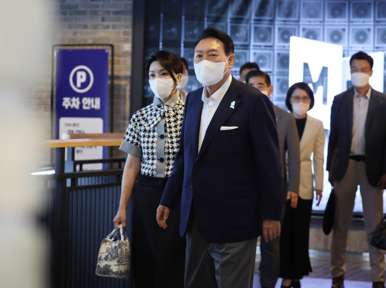 윤석열 대통령 부부가 12일 오후 서울 시내 한 영화관에서 영화 '브로커'를 관람한 뒤 상영관을 나서고 있다. 영화 '브로커'에 출연한 배우 송강호는 한국 배우 최초로 칸국제영화제에서 남우주연상을 수상했다. [연합]