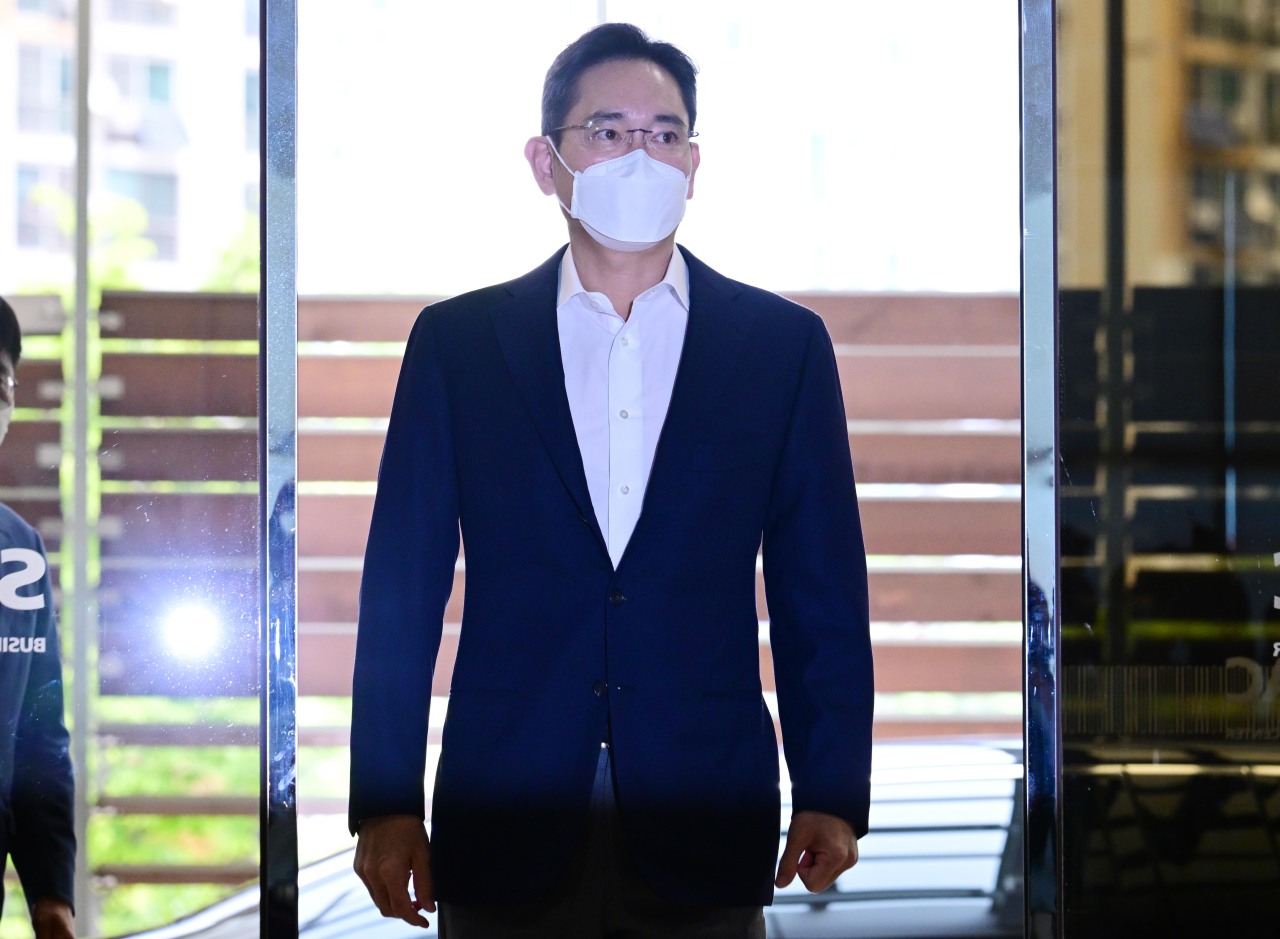 Samsung Electronics Vice Chairman Lee Jae-yong arrives at Seoul's Gimpo Airport on June 7 before departing for Europe. (Park Hae-moon/The Korea Herald)
