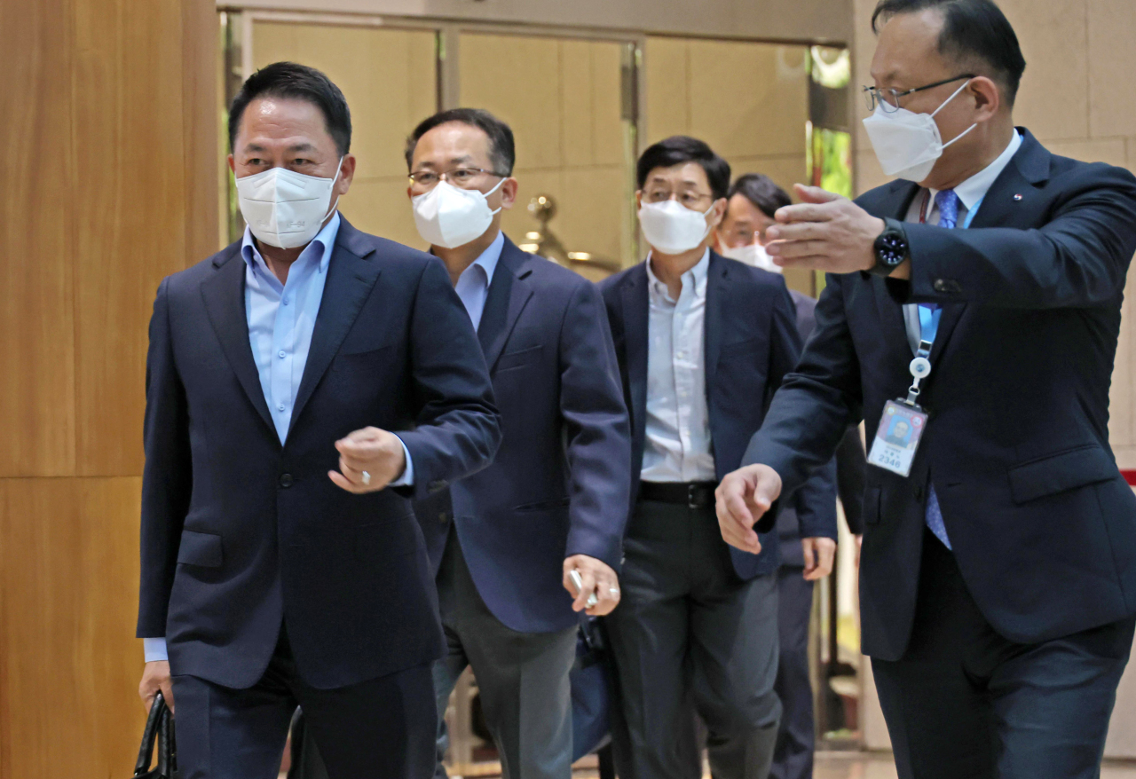 Samsung SDI CEO Choi Yoon-ho arrives at Seoul's Gimpo Airport to depart for a business trip to Europe on June 7. (Park Hae-moon/The Korea Herald)