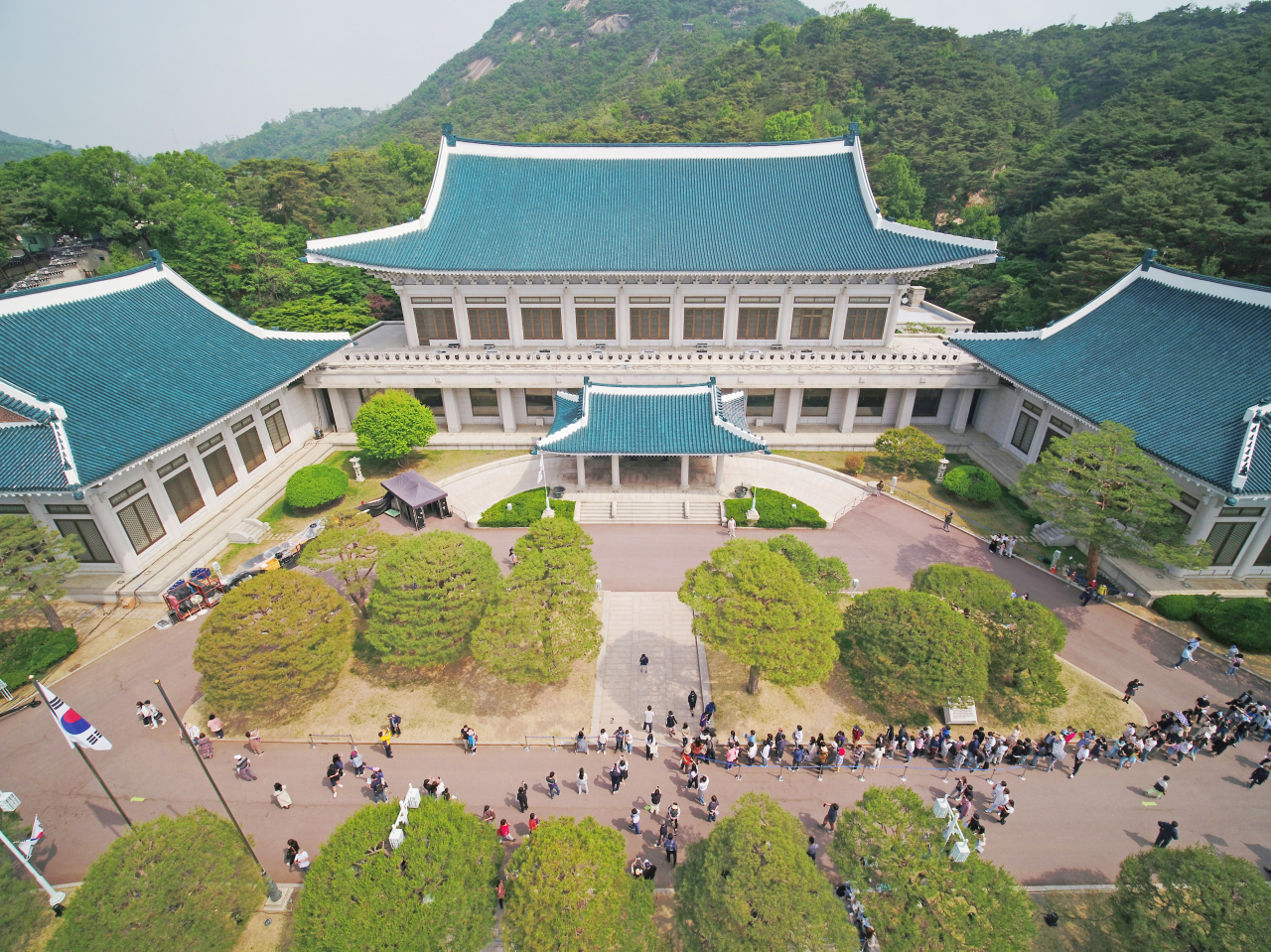 청와대 개방 후 두 번째 주말인 5월 22일 오전 청와대 본관 앞에 기념사진을 찍으려는 시민들이 줄 서서 순서를 기다리고 있다.[연합]