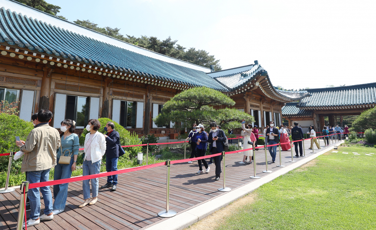 26일 청와대 관람에 나선 시민들이 관저 건물을 둘러보고 있다. [연합]