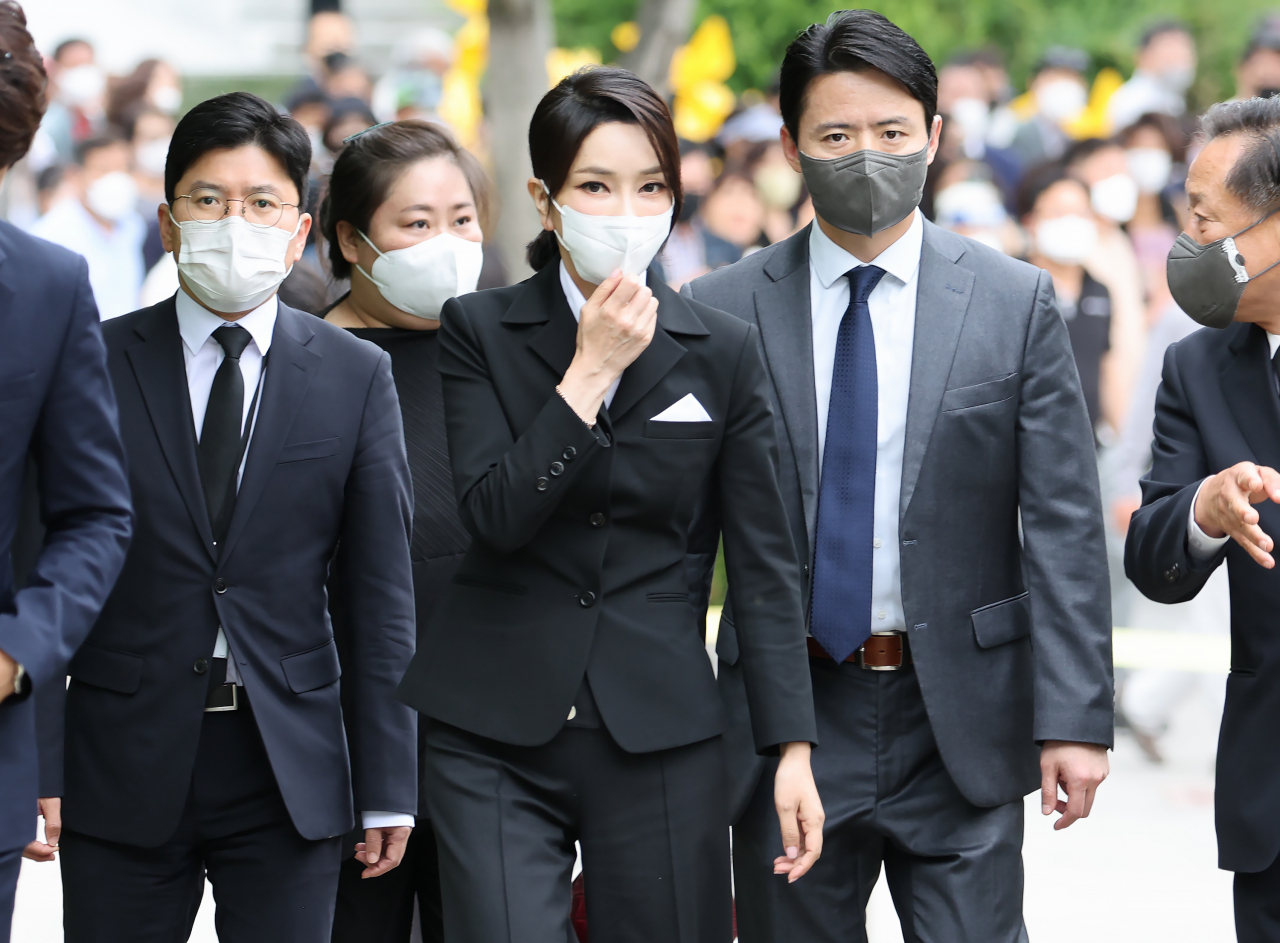 윤석열 대통령의 배우자 김건희 여사가 13일 오후 경남 김해시 진영읍 봉하마을을 방문해 고(故) 노무현 전 대통령 묘소에 참배한 뒤 권양숙 여사를 예방하기 위해 사저로 향하고 있다. [연합]