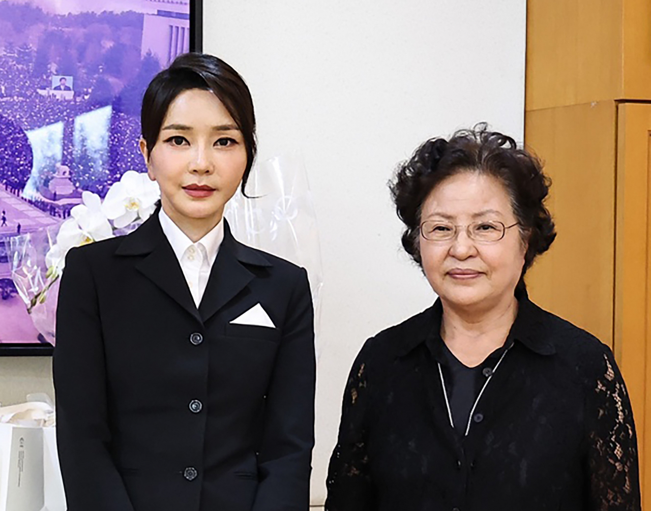 윤석열 대통령의 부인 김건희 여사가 13일 오후 경남 김해시 진영읍 봉하마을에서 고(故) 노무현 전 대통령 묘소에 참배한 뒤 권양숙 여사를 예방, 기념촬영을 하고 있다. [연합]