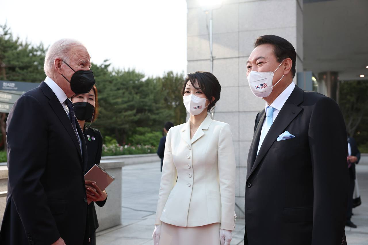 윤석열 대통령과 김건희 여사가 21일 오후 서울 용산 국립중앙박물관에서 열린 환영 만찬에 앞서 조 바이든 미국 대통령을 영접하고 있다. [연합]