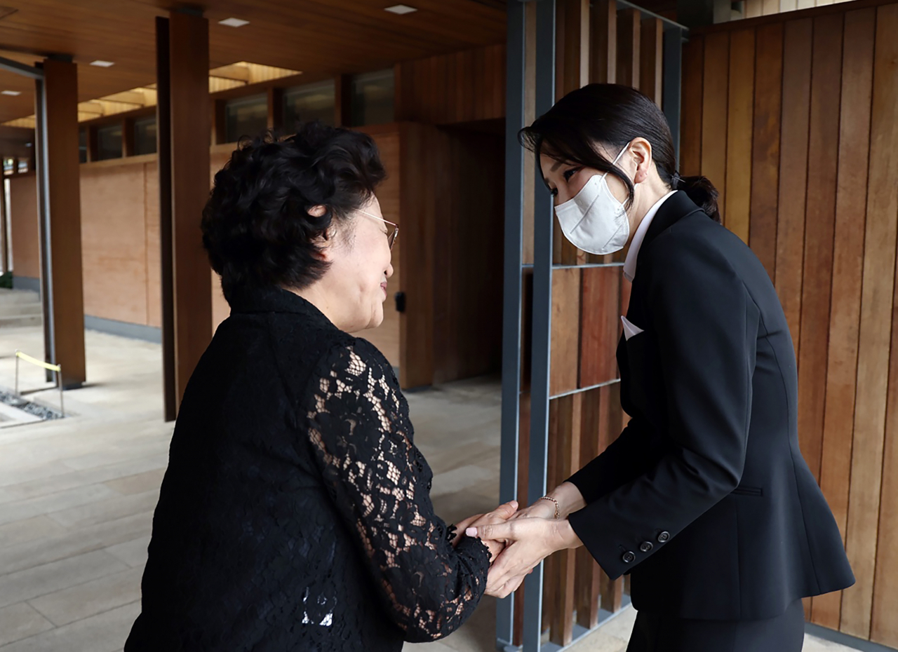윤석열 대통령의 부인 김건희 여사가 13일 오후 경남 김해시 진영읍 봉하마을에서 고(故) 노무현 전 대통령 묘소에 참배한 뒤 권양숙 여사를 예방, 악수하고 있다. [연합]
